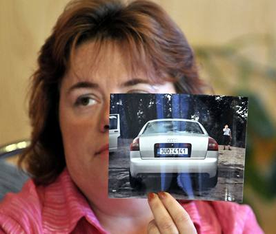 Zástupkyn vedoucího odboru obecné kriminality severoeské policie Helena Peniková ukázala na tiskové konferenci v Ústí nad Labem fotografii auta teplického podnikatele Karla Divie, které bylo vyloveno ze zatopeného lomu u Oseka na Teplicku.